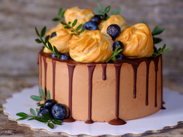 Торт мусс с профитролями и ягодами черники 