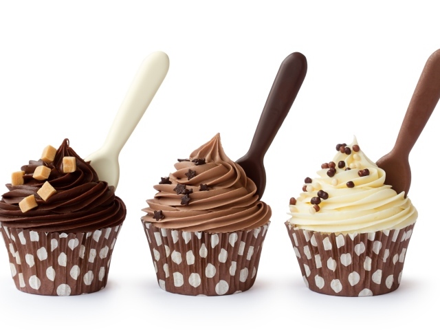 Маффины с кремом на белом фоне