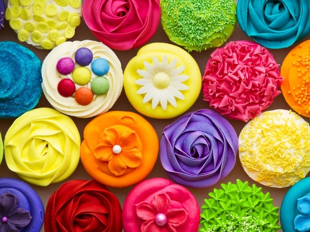 Разноцветные украшенные кексы