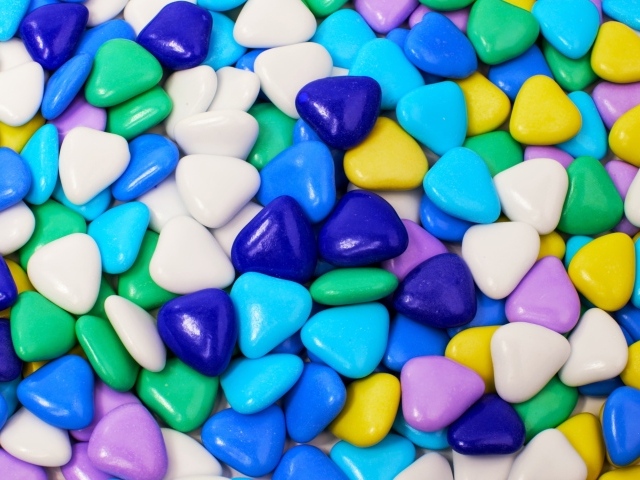 Разноцветные конфеты в форме сердца