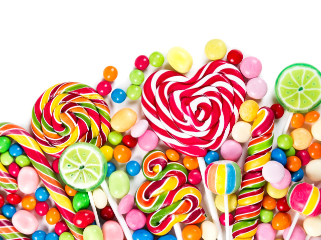 Разноцветные леденцы на белом фоне 