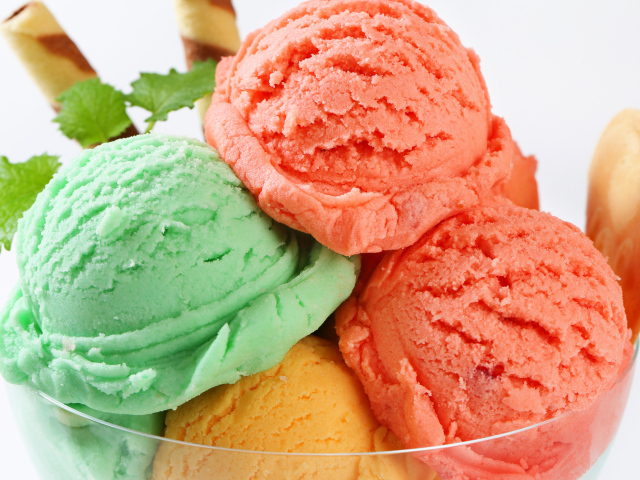 Разноцветное фруктовое мороженое крупным планом