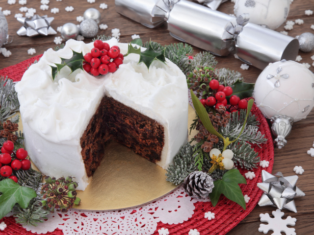 Новогодний торт на столе с новогодними украшениями