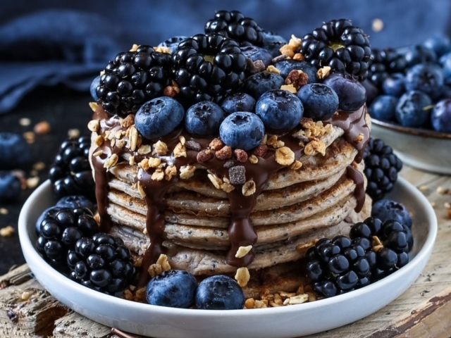 Панкейки с ягодами черники и ежевики