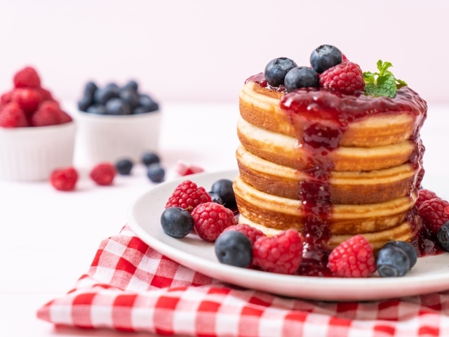 Оладья с джемом и ягодами малины и черники