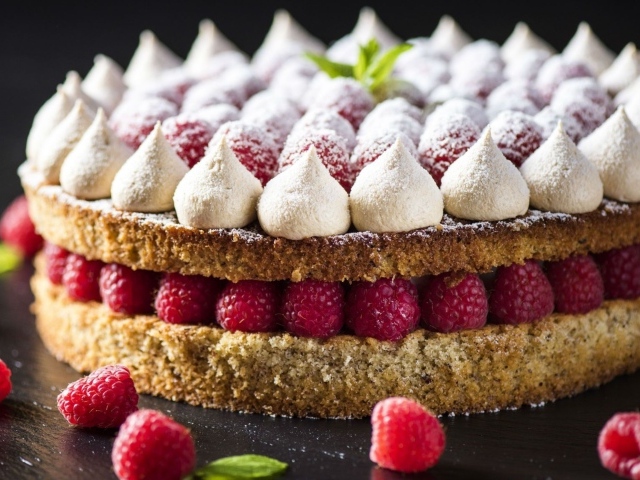 Пирог с ягодами свежей малины и меренгой 