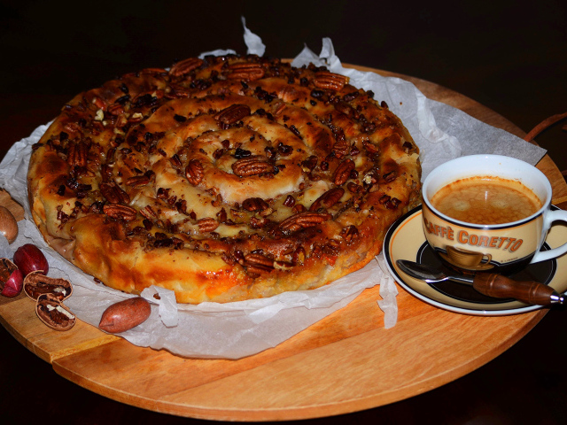 Пирог с орехами на столе с чашкой кофе 