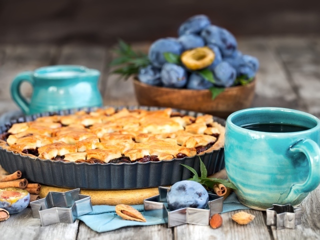 Пирог со сливами и чаем на столе