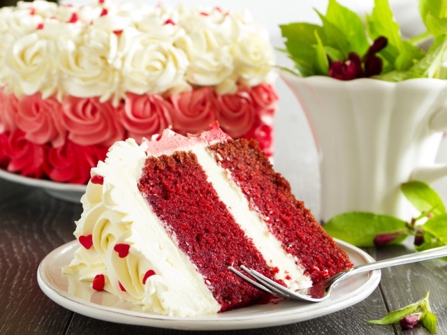 Кусок торта Красный бархат на тарелке с вилкой