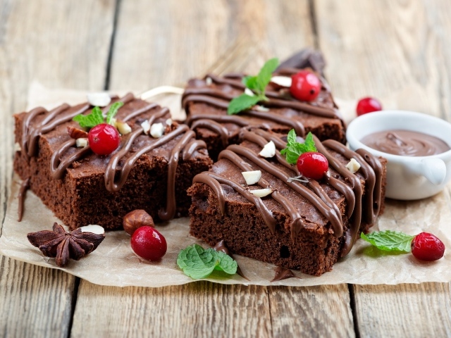 Кусочки шоколадного пирожного с ягодами