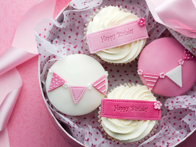 Розовые праздничные кексы ко дню рождения 