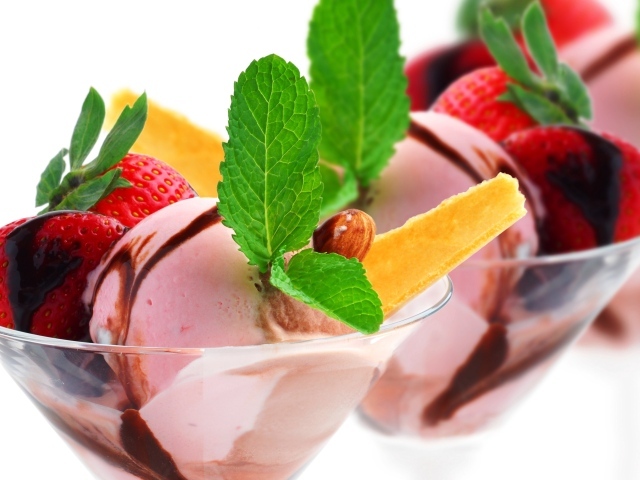 Шарики фруктового мороженого с ягодами клубники