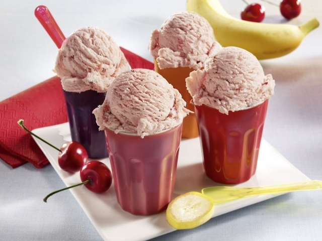 Фруктовое мороженое в стаканчиках на столе