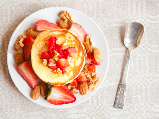 Румяные оладьи с клубникой и орехами