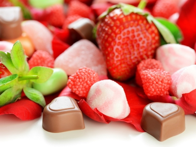 Шоколадные конфеты с ягодами клубники 