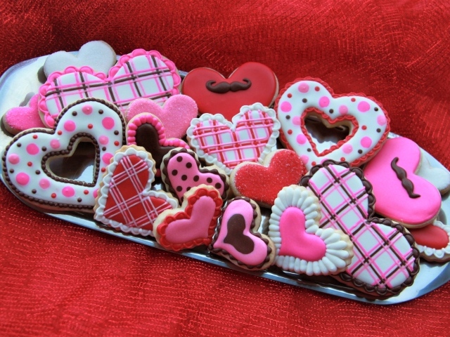 Сладкое аппетитное печенье в форме сердечек