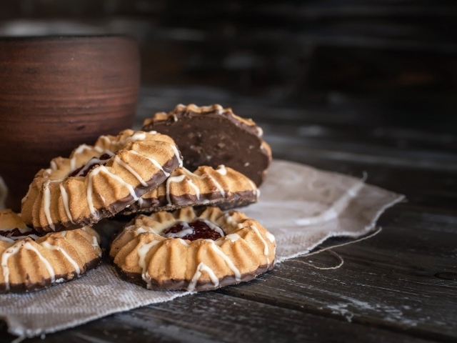 Сладкое печенье с шоколадом на столе