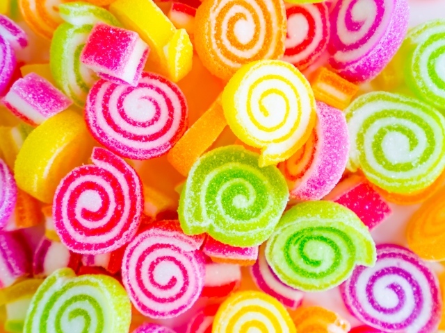Сладкие разноцветные мармеладные конфеты в сахаре 