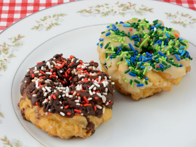 Сладкие пончики с глазурью на тарелке