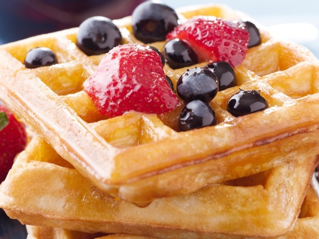 Сладкие медовые вафли с ягодами 