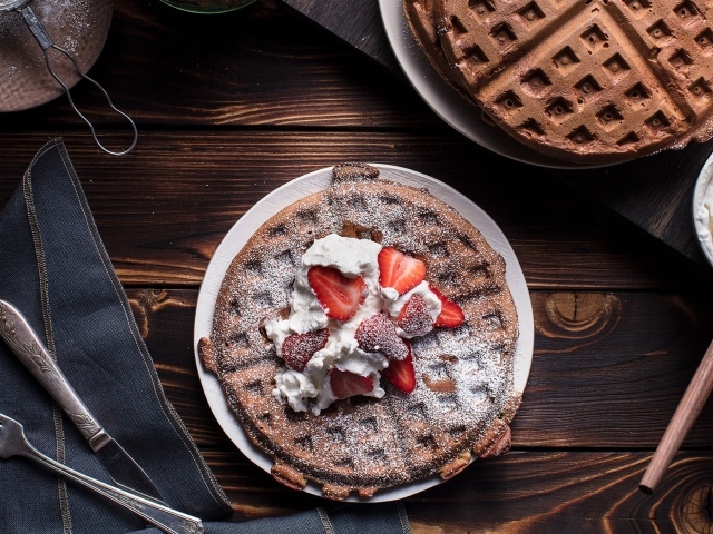 Сладкие вафли со сливками и ягодами клубники 