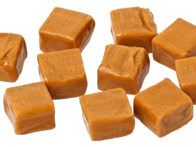 Конфеты ириски на белом фоне