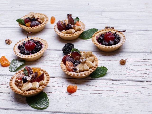 Тарталетки со сливами, бананом и сухофруктами