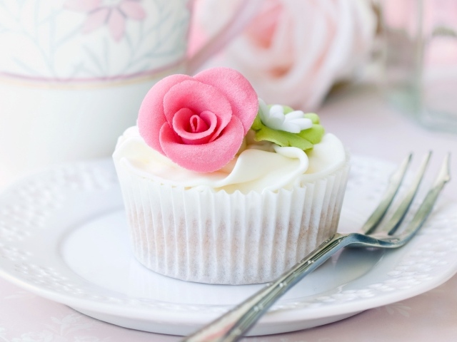 Кекс украшен розовым сахарным цветком