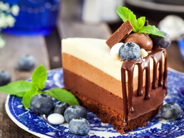 Торт три шоколада с ягодами черники