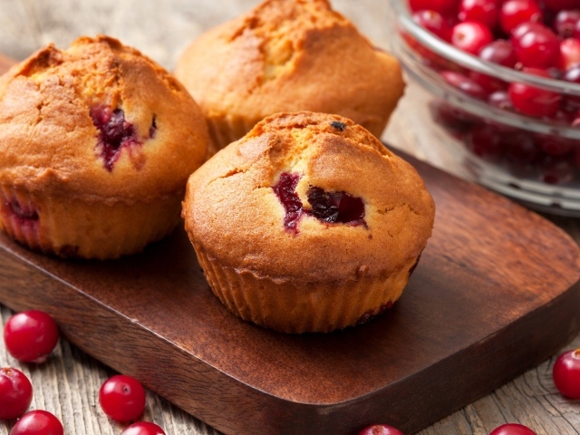 Три кекса с клюквой на разделочной доске