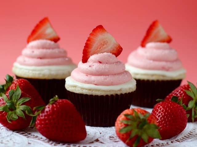 Три маффина с кремом и свежей клубникой