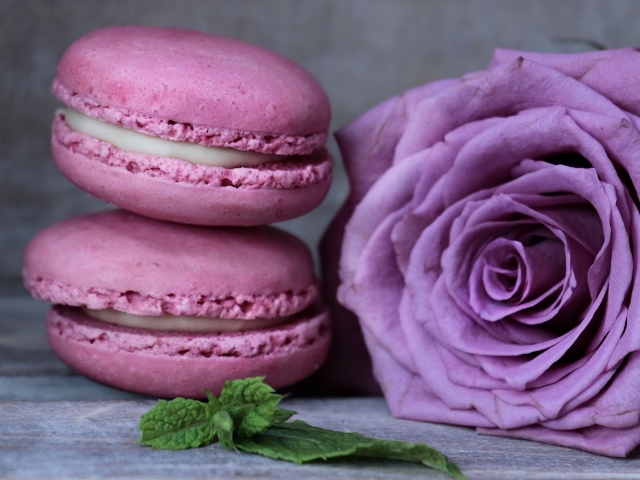 Два десерта макарун с красивой розой 