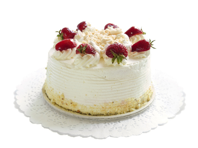 Белый торт мусс с клубникой на белой салфетке 