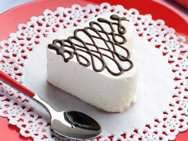 Белое пирожное в форме сердца с шоколадом