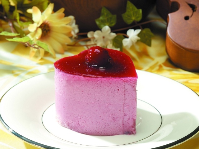 Пирожное суфле в форме сердца на тарелки