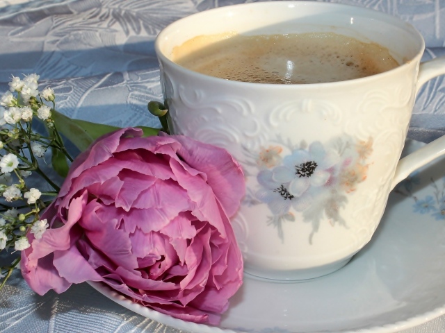 Чашка кофе с розовым цветком пиона и белыми цветами