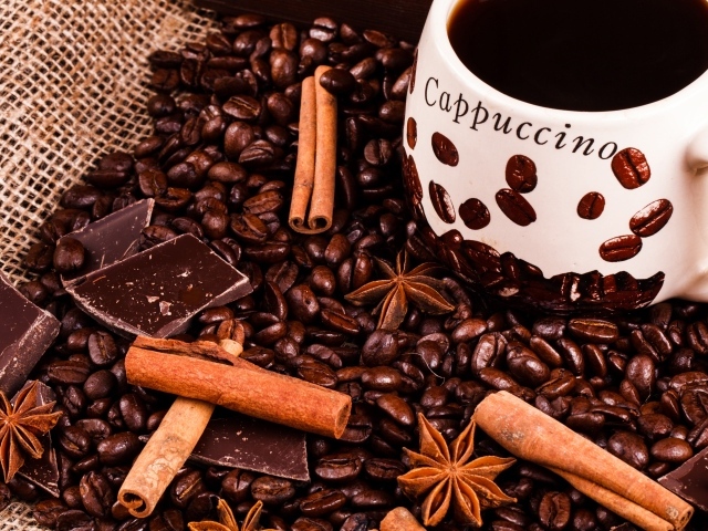 Чашка кофе с кофейными зернами, корицей, шоколадом и бадьяном 
