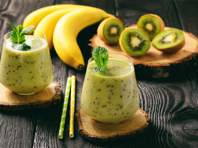 Коктейль с киви и бананами в стаканах на столе