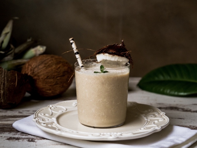 Вкусный кокосовый коктейль в стакане с трубочкой