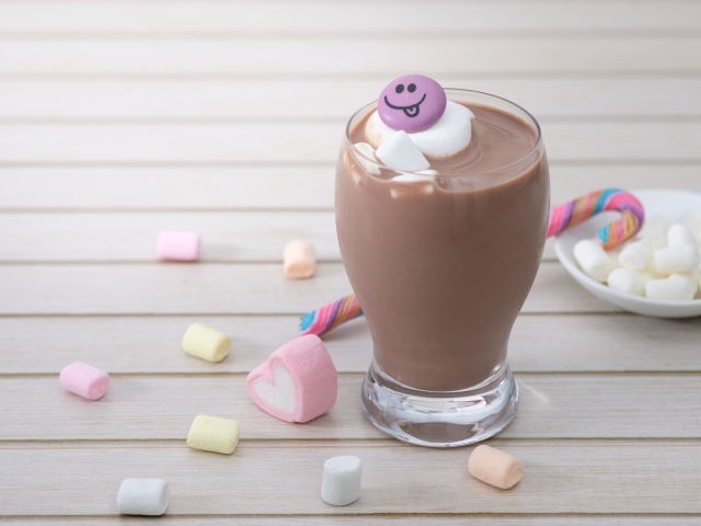 Горячий шоколад с маршмеллоу на столе