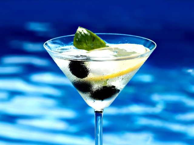 Мартини в бокале с лимоном и оливками 