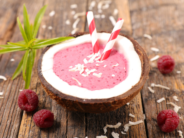 Малиновый коктейль в кокосовом орехе