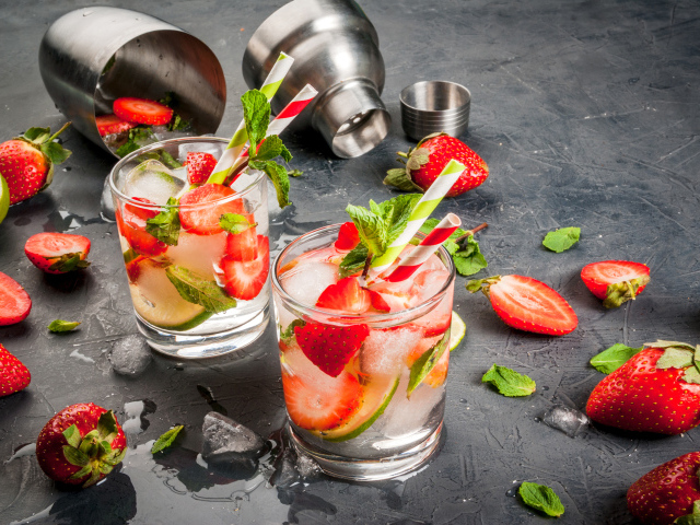 Летний напиток мохито с клубникой, лаймом и листьями мяты