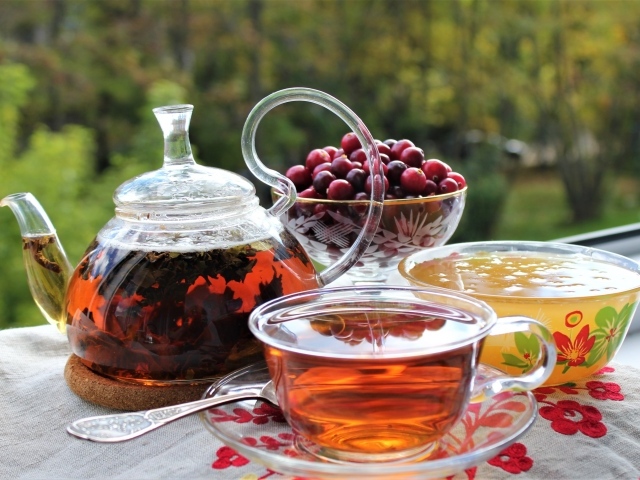 Чай на столе с медом и ягодами 