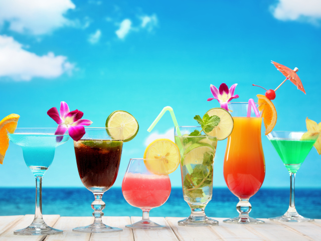 Тропические коктейли на фоне голубого неба