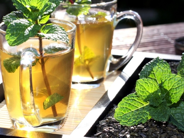 Две чашки освежающего чая с мятой