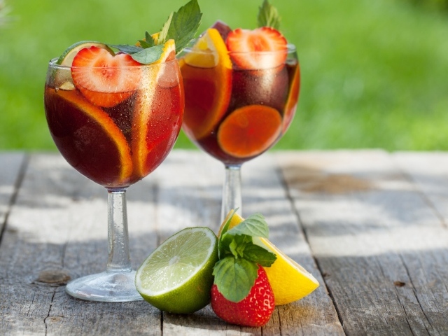 Два бокала фруктового коктейля на столе