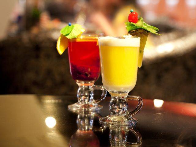 Два стакана с коктейлями на столе 
