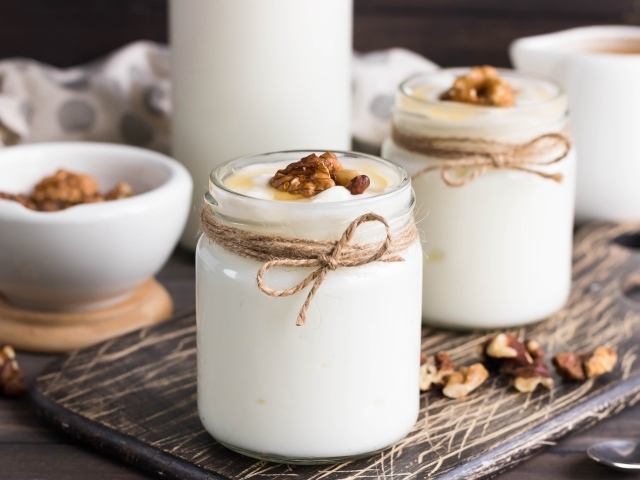 Йогурт с баночках с грецкими орехами