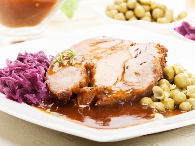 Кусок сочного мяса с горошком и тертой свеклой